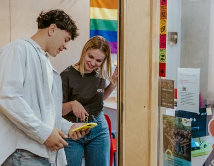 Upkot coach geeft uitleg aan een student. 
