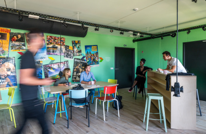 Studenten blokken samen in het study café van Bro Upkot Gent.