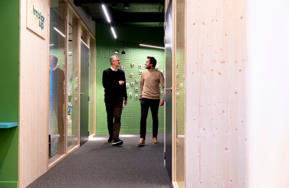 Deux collègues d'Upgrade Estate dans un couloir d'Upgrade Estate, best workplace.